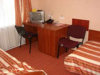 Отель Hotel Znannya Киев Двухместный номер с 2 отдельными кроватями и общей ванной комнатой-1