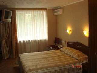 Отель Hotel Znannya Киев Семейный двухместный номер с 1 кроватью-1