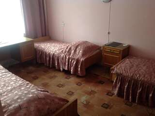 Отель Hotel Znannya Киев Трехместный номер с общей ванной комнатой-1