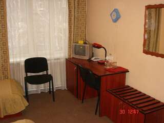 Отель Hotel Znannya Киев Трехместный номер с общим туалетом-1