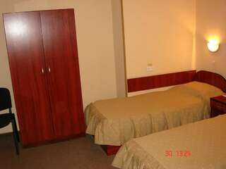 Отель Hotel Znannya Киев Трехместный номер с общим туалетом-2