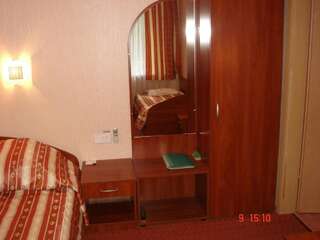 Отель Hotel Znannya Киев Двухместный номер с 2 отдельными кроватями и общей ванной комнатой-3