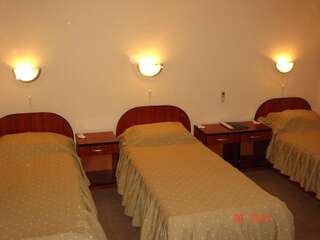 Отель Hotel Znannya Киев Трехместный номер с общим туалетом-3
