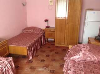 Отель Hotel Znannya Киев Трехместный номер с общей ванной комнатой-4