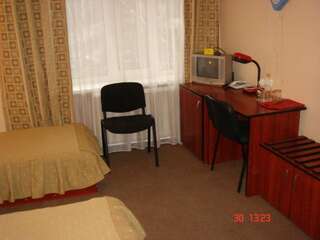 Отель Hotel Znannya Киев Трехместный номер с общим туалетом-4
