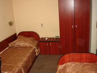 Отель Hotel Znannya Киев Двухместный номер с 2 отдельными кроватями и общей ванной комнатой-7